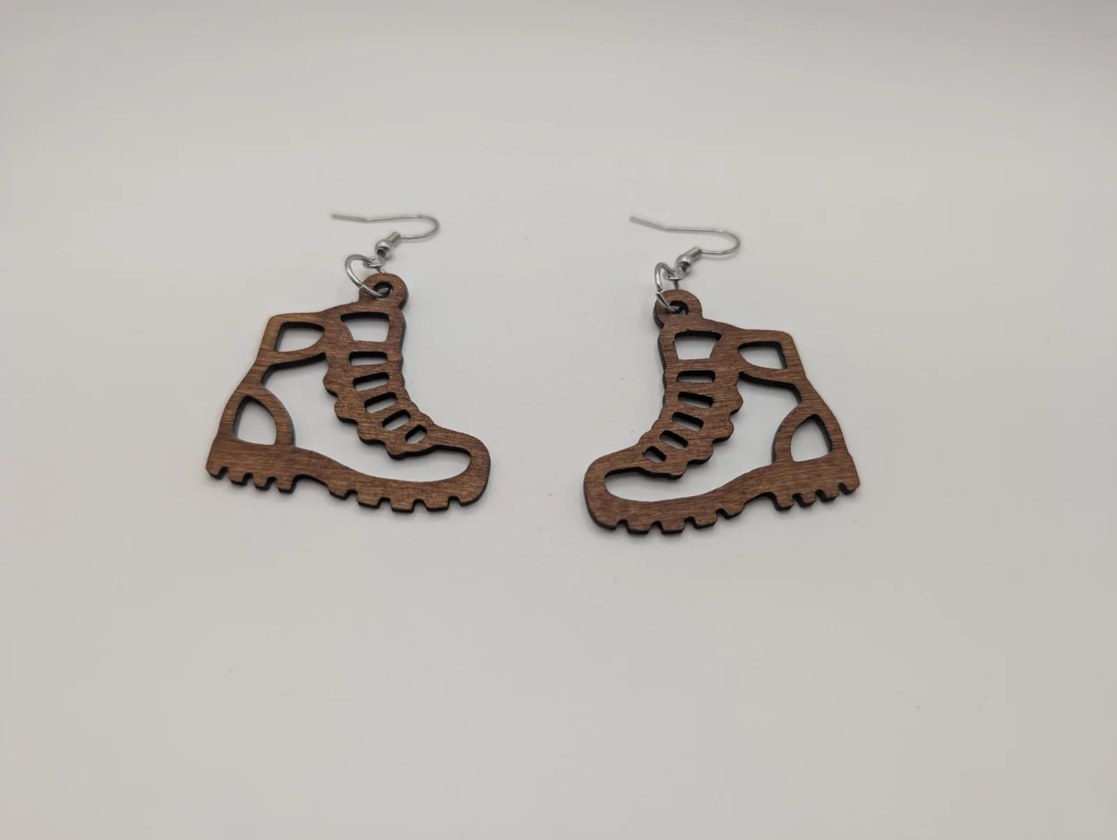 Boucles d’oreilles en bois : bottines de marche