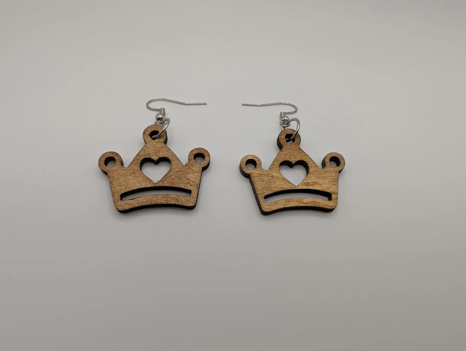 Boucles d’oreilles en bois : couronnes dorées