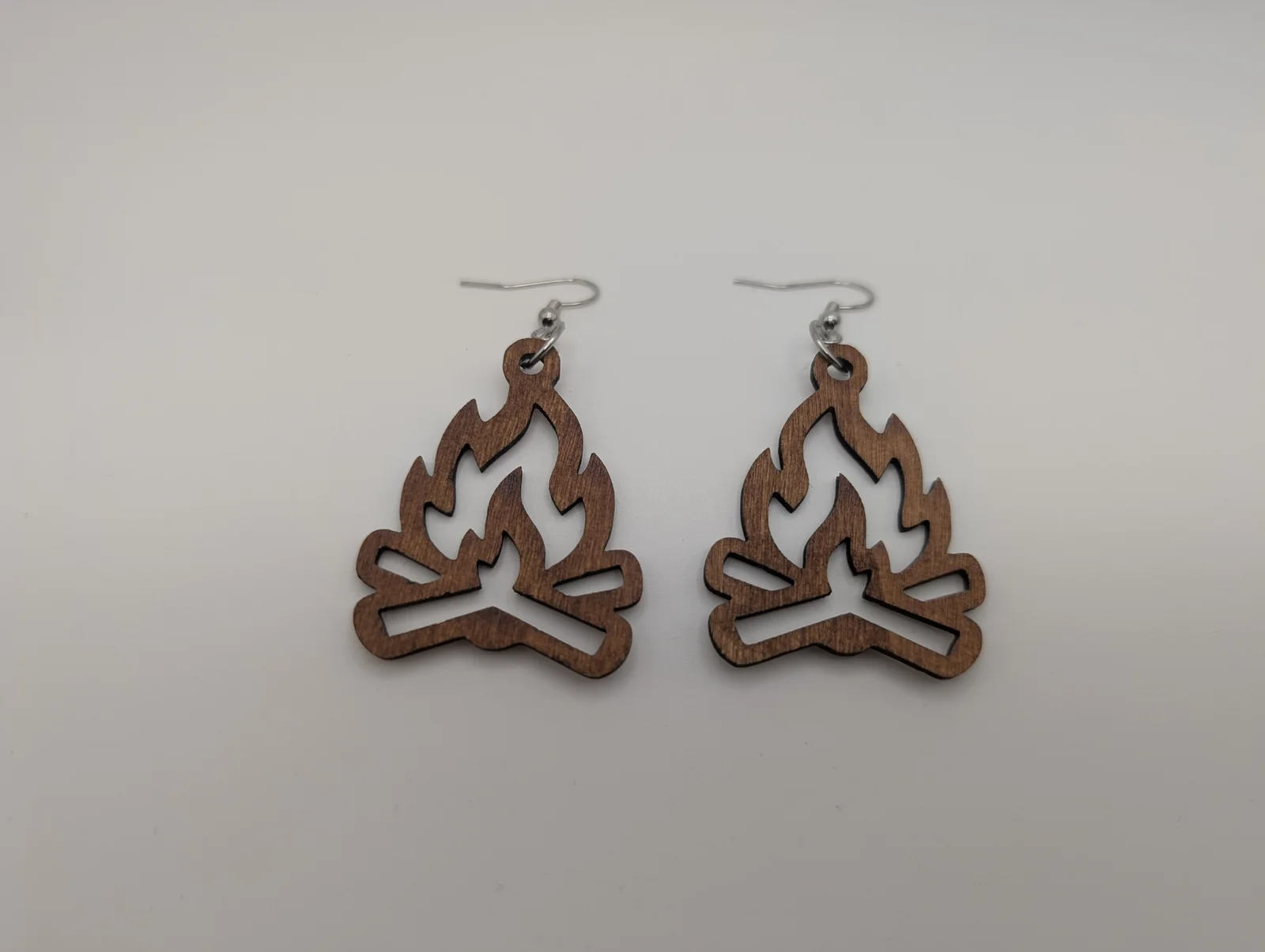 Boucles d’oreilles en bois : feux de camp