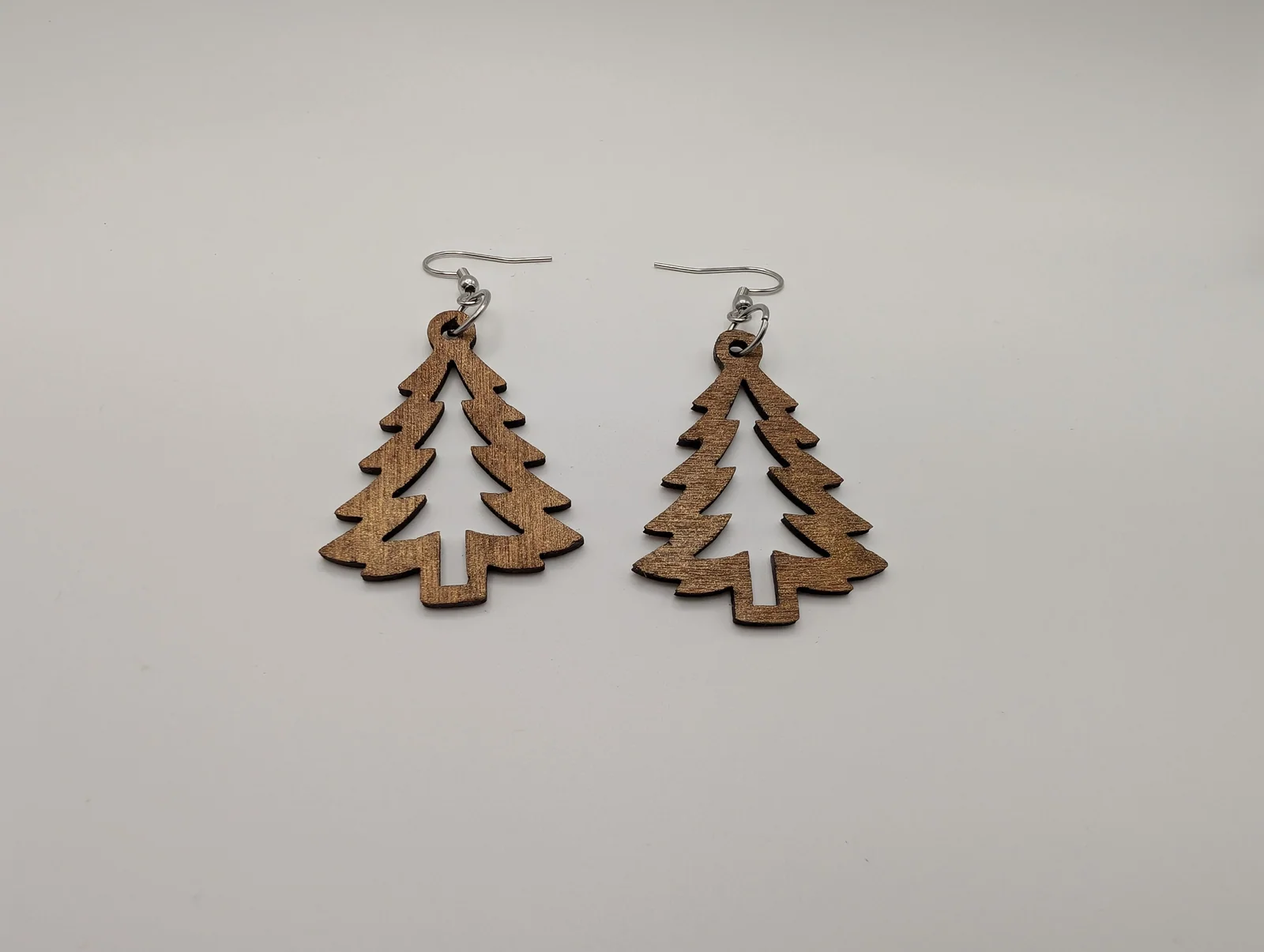Boucles d’oreilles en bois : sapins dorés